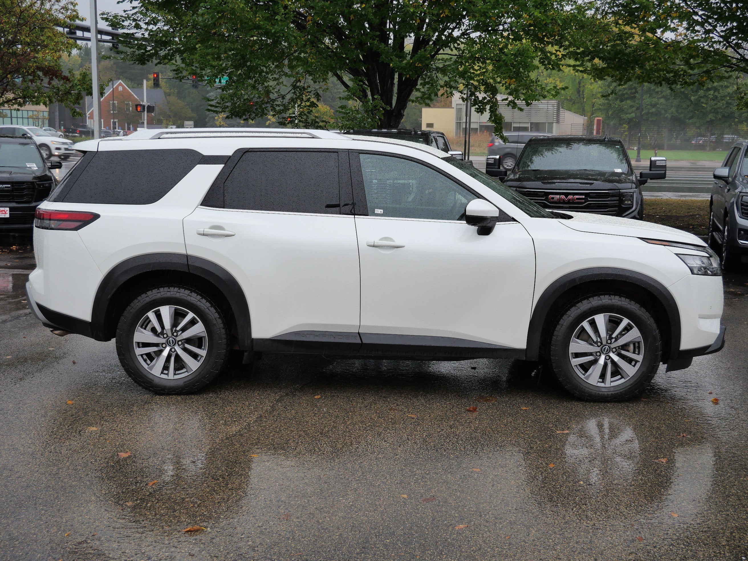 2023 Nissan Pathfinder SL