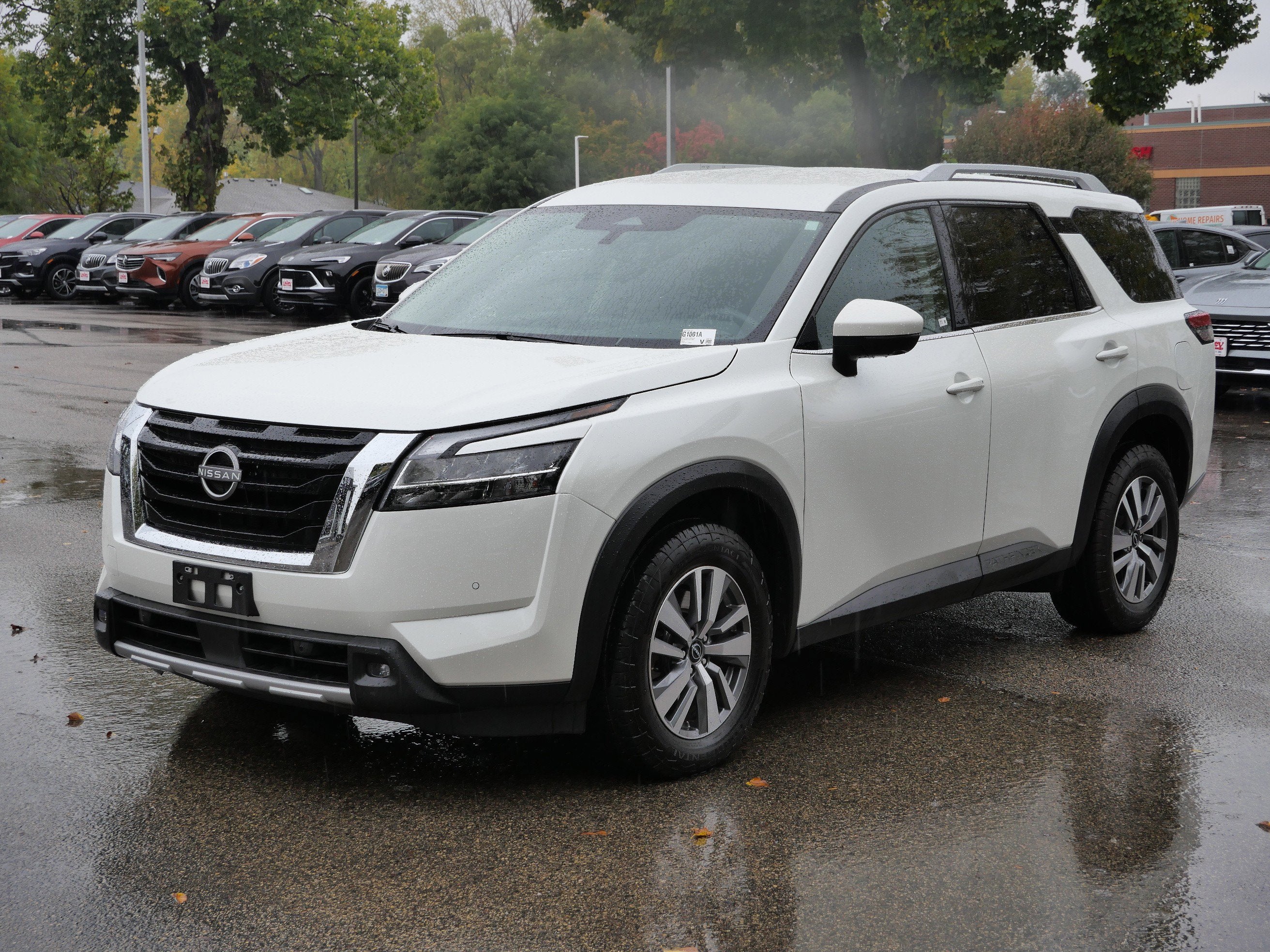 2023 Nissan Pathfinder SL